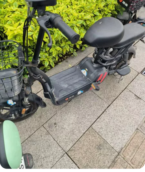 雅迪电动车，48伏的电池，骑起来很轻便小巧...