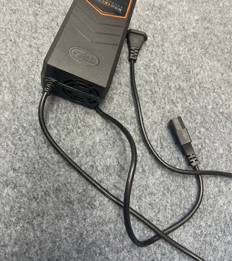 雅迪电动车电池充电器、九新、车被偷了、48...