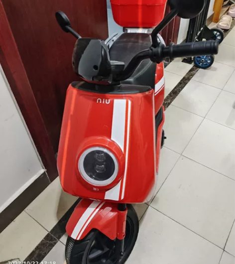 小牛儿童电动车九九新，骑了一次不玩了。带辅...