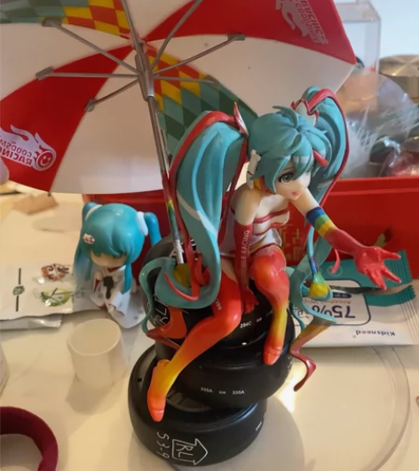 赛车初音手办，几个小配件丢了，抓娃娃机抓的...