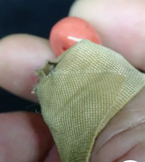 一颗老的藏传赛璐璐仿珊瑚算盘珠，孔道磨损漂...