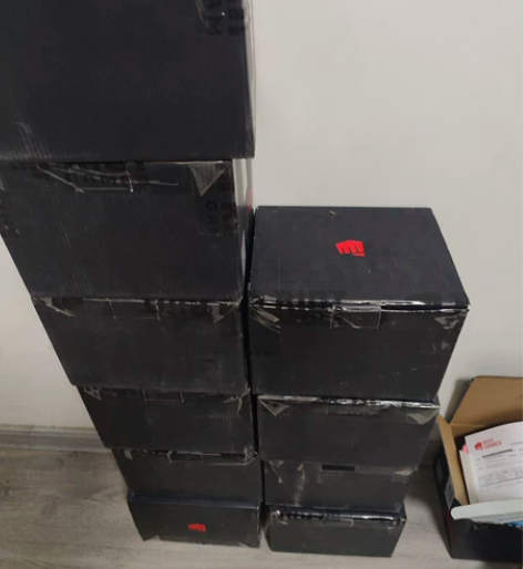 出英雄联盟手办，十层新，快递外包装都是原装...