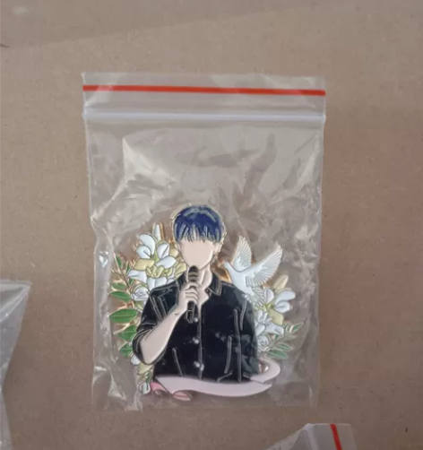 出两个林清野的金属徽章 狂恋你 林清野 甜...