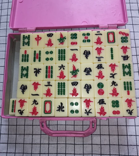 麻将，亚克力材质，手感温润如玉，几乎全新，...