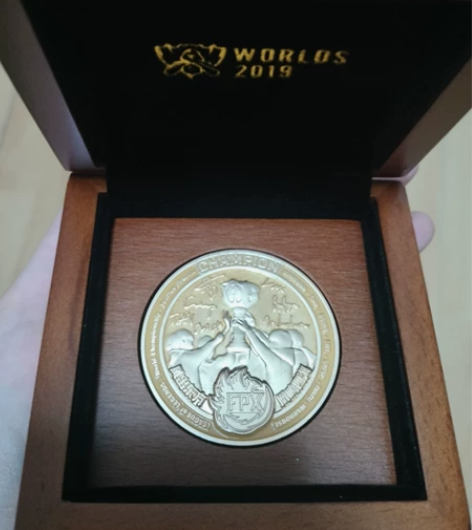 FPX夺冠纪念币，盒子有几个小地方掉漆，2...