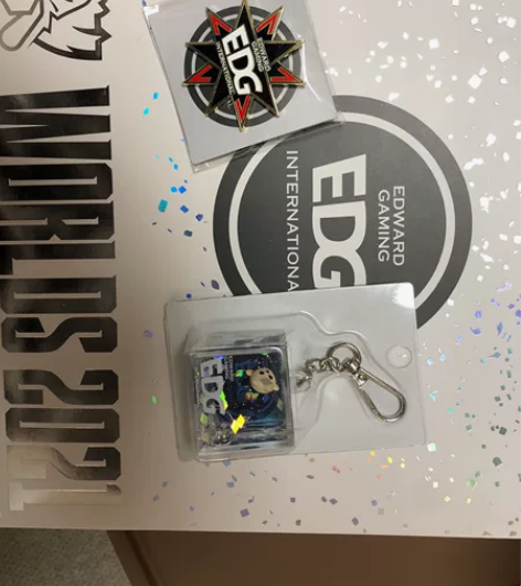 edg夺冠，搬家没地方放了，亚克力舞台仅拆...