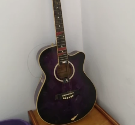 孩子不玩了，有那位爰好吉它的朋友请联系我品...