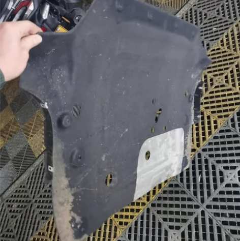 别克23年新君威拆车下护板很新还没上牌就拆...