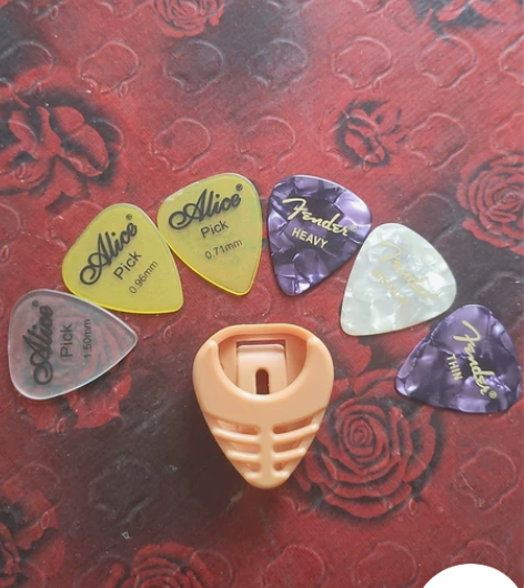 吉他拨片一盒(6片)   另外再赠送(4片...