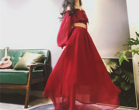 沙漠拍照红色一字领露肩上衣+不规则半身长裙...