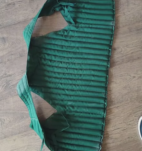 负重沙背心绿色重12斤左右，买来就穿过两次...