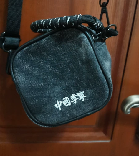 中国李宁小挎包，仅背过一次（可小刀） 感兴...