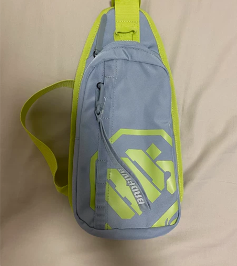 李宁 腰包/斜挎包。全新无吊牌。 感兴趣的...