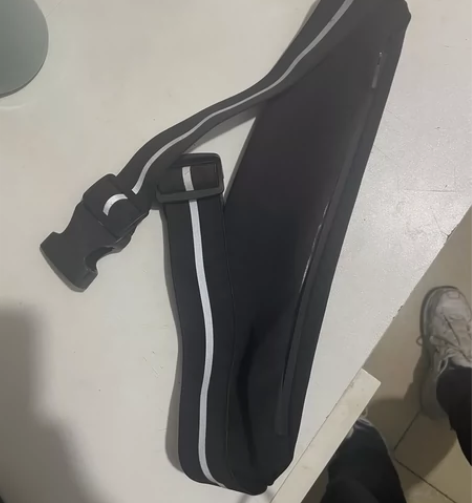 跑步腰包,带反光条,基本没用过! 痛快的送...
