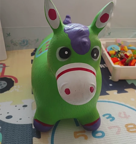 哈哈球跳跳鹿，带音乐，一拍就出声，有好几个...