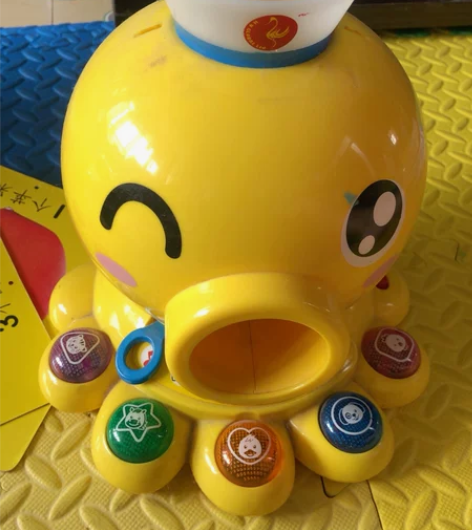 乐友购买音乐小章鱼，有五个同等颜色的球，每...