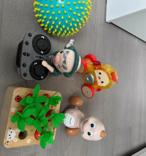 皮球免费，费雪小鸡摇铃免费（有污渍，需要自...