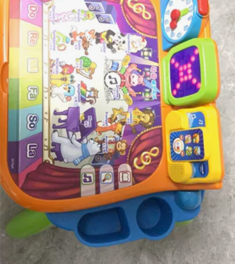 伟易达学习桌九成新，保养很好。可正常使用。...