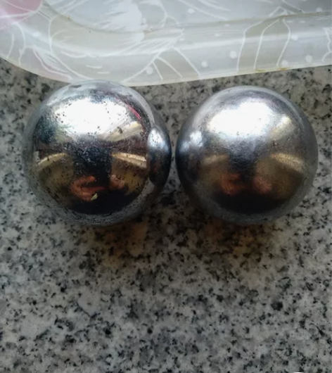 保龄球一对，铁的。多少有点误差。重量不一样...