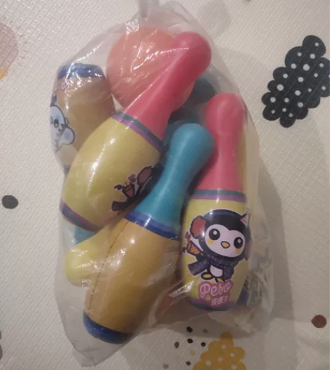 儿童玩具保龄球，八成新，内有10个瓶子和2...