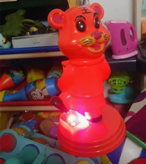 出保龄球一套，朋友送的，家里有一套，娃把上...