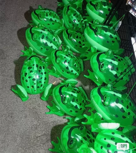 孤寡青蛙网红地摊热品双眼亮灯发光弹力气球P...