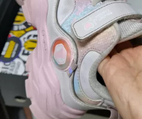 大黄蜂30码冬款运动鞋，带绒。家里鞋柜滕地...