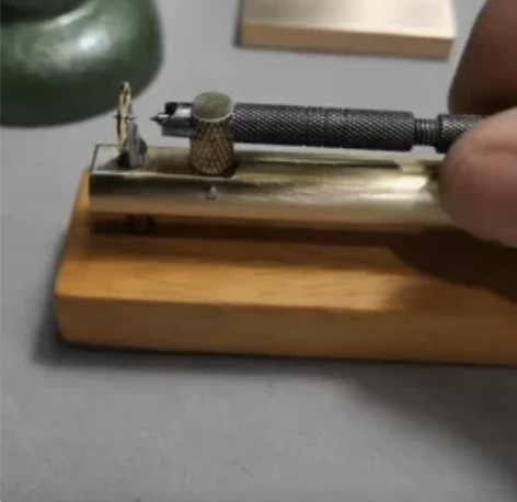 修表工具,双圆盘拆卸器。目前还在研发中。跟...