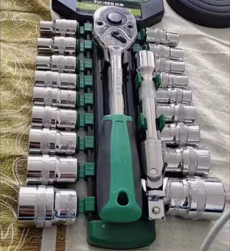 【清仓包邮】全新正品汽车维修工具套筒棘轮扳...