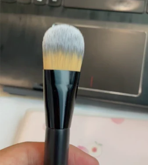 耳木桃和蜜丝佛陀的化妆刷，全新，买化妆品送...