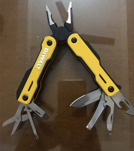 得伟多功能工具钳，自己把玩难免有磕碰划痕，...