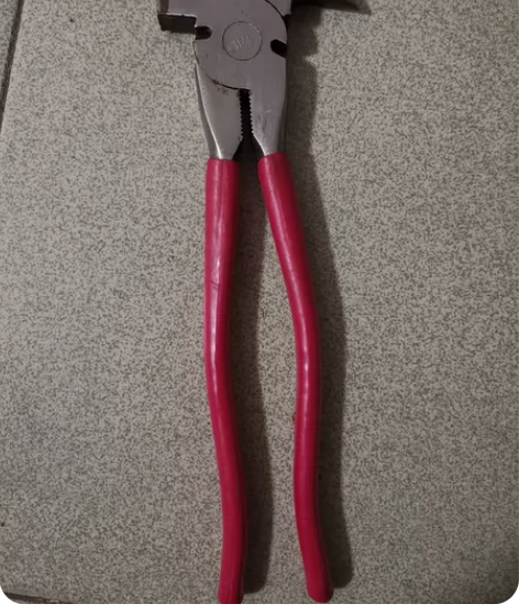 奇怪的钳子，钢口好，户外多功能带鹰嘴。闲置...