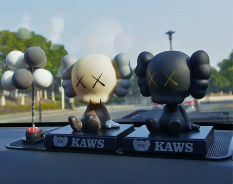 可爱卡通KAWS网红潮流公仔摇头汽车摆件创...