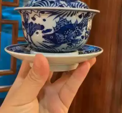 景德镇精品柴窑鱼藻纹压手盖碗 容量：160...