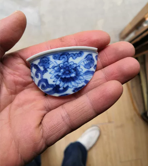 两个青花瓷片，画工细致，釉色靓丽，图案精美...