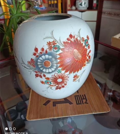 民国时期太阳花粉彩冬瓜。 釉面莹润光泽，矾...