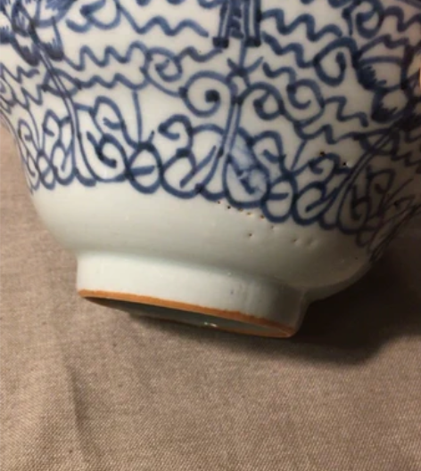 清代青花折沿斗笠碗、口沿有磕皮，有很短长度...