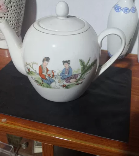 一线收来七十年代手端壶，壶形漂亮，人物图案...