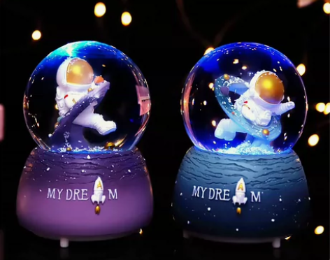 创意礼品飘雪发光八音盒水晶球异时空太空人宇...