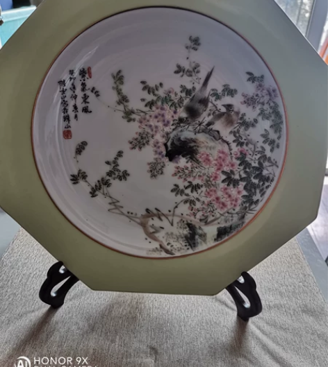 旧藏美品，景德镇，紫气东风八角粉彩赏盘。 ...