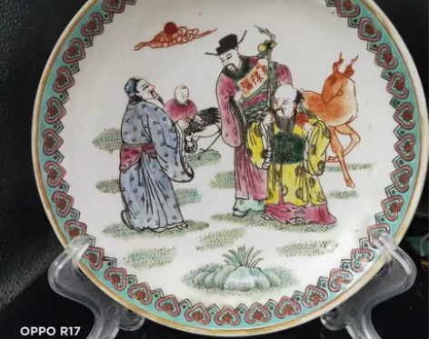 大清同治年制官窑硬粉彩赏盘，器型规整，瓷质...