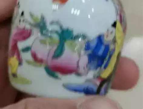 567的景德镇粉彩小直颈瓶，器型规整，粉彩...