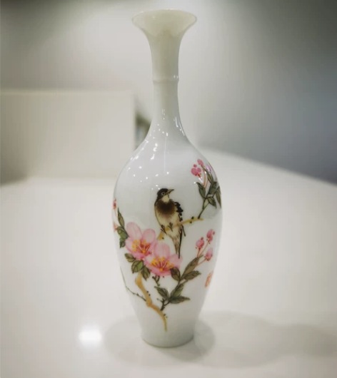 景德镇艺术陶瓷厂副所长作品，花鸟薄胎小瓶，...