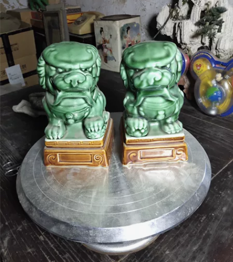 八九十年代的小狮子灭火器一对，博山瓷，品相...