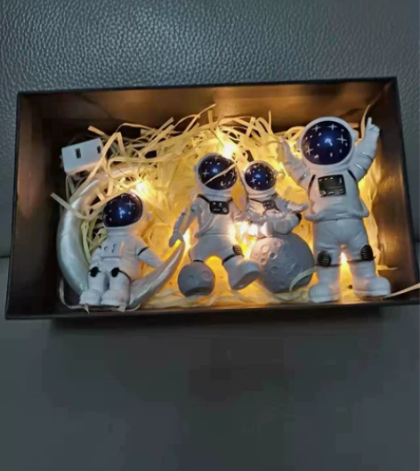 商店不开了还剩50套小宇航员摆件小太空人模...