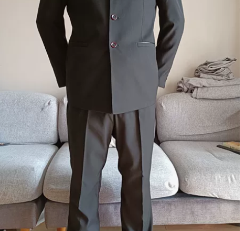 本人去年年会公司团购的，只在年会上穿过，衣...