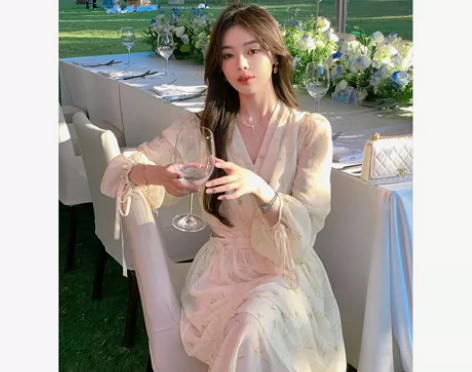 【全新】雪纺v领碎花连衣裙小个子温柔风显瘦...