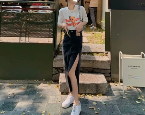 春夏新款设计感高腰开叉牛仔半身裙女贴标包臀...