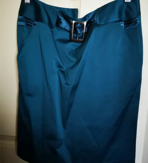 全新带吊牌的一步裙L码，非常漂亮，有喜欢的...