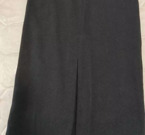 前褶修身一步裙，面料很有肌理感，有衬里，当...